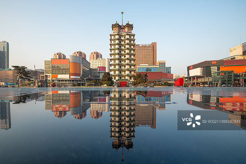 河南郑州二七广场二七塔低视角水面反光倒影图片素材