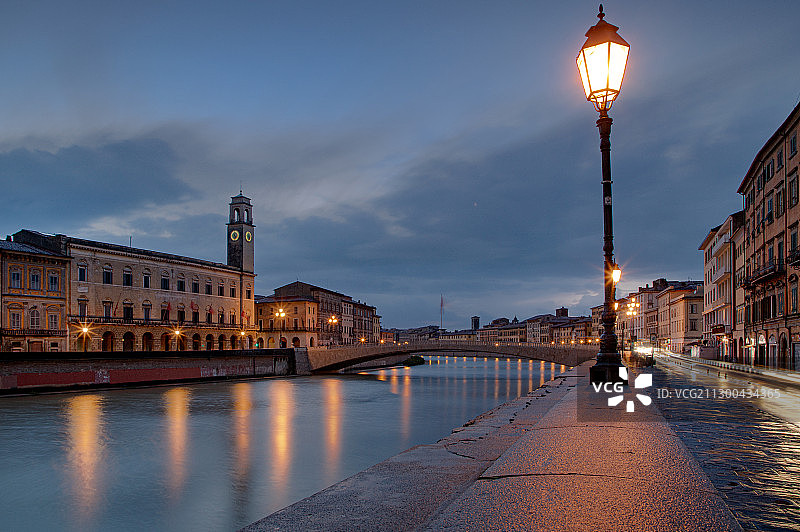 意大利比萨，天空下建筑物照亮的街灯图片素材