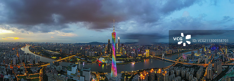 航拍傍晚的中国广州城市中轴线图片素材