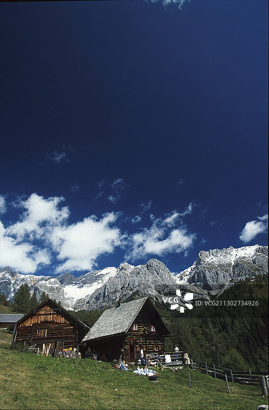 奥地利萨尔茨堡，Schlitzenalm, Dachstein山脉，高山景观的阿尔卑斯小屋图片素材