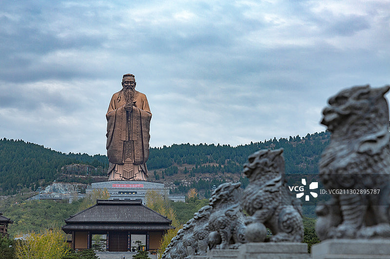 2020年10月3日，山东曲阜孔子故里，尼山圣境的孔子巨像。图片素材