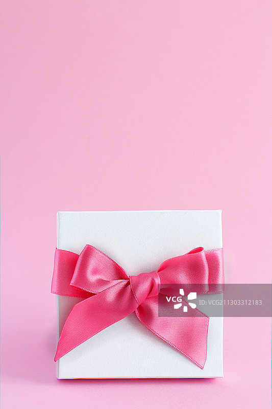 礼品盒的特写，以粉红色为背景图片素材