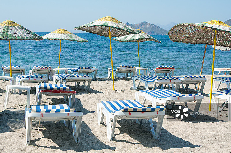 土耳其Turgutreis海滩上的空椅子图片素材