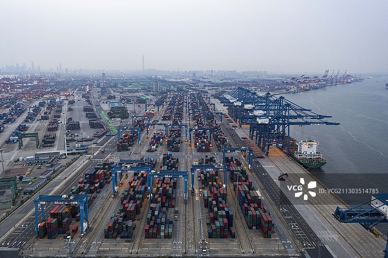 天津港码头货运船舶运输航拍图图片素材