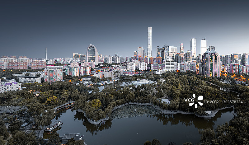 中国首都北京市朝阳区呼家楼团结湖公园国贸CBD城市天际线日落图片素材