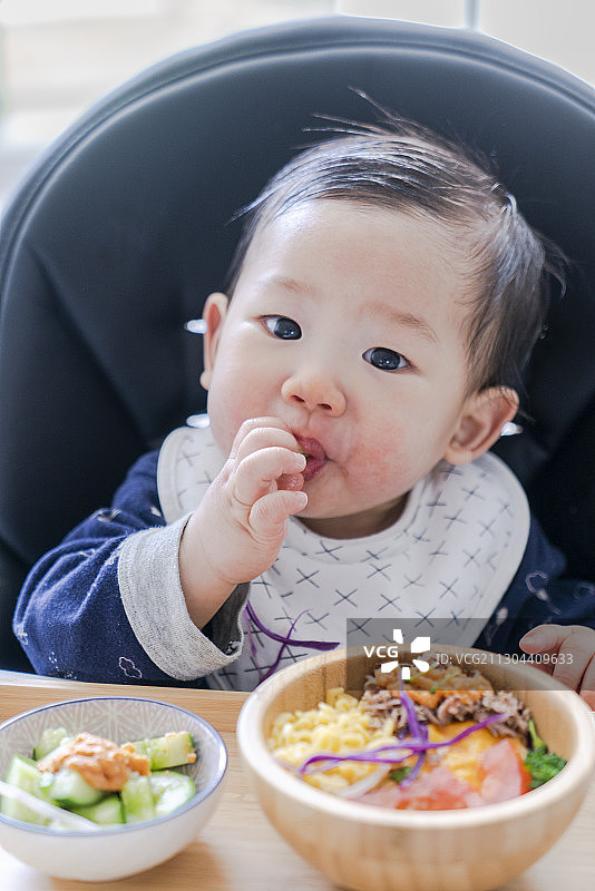 婴儿爱吃特色牛肉面与拍黄瓜图片素材