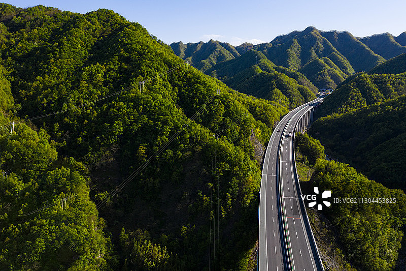 穿越在豫西山区崇山峻岭之间的呼北高速公路图片素材