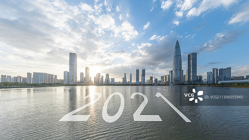 深圳湾金融区城市天际线和2021新年概念图片素材