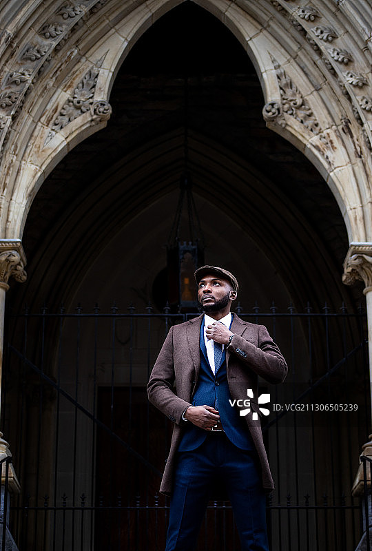 穿着考究的男子站在阴暗的大楼入口，蒙特利尔，魁北克，加拿大图片素材