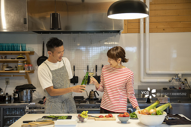 男人和女人在共享厨房做饭图片素材