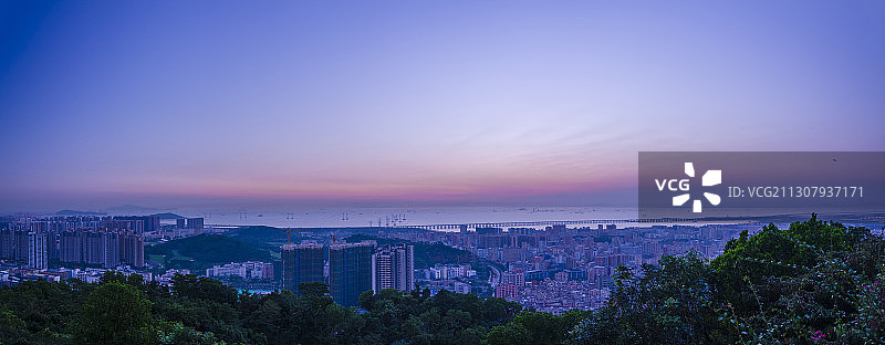 中国深圳铁仔山俯瞰海上晚霞风光全景图片素材