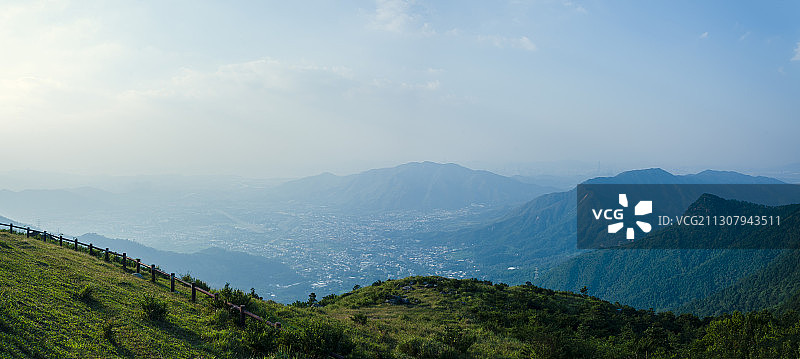 中国香港大帽山俯瞰城市风光全景图片素材