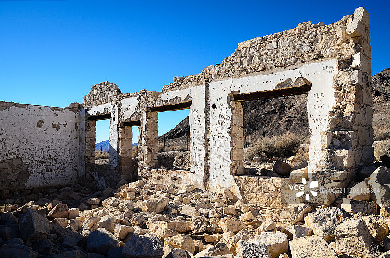 低角度的旧废墟对清澈的蓝天图片素材