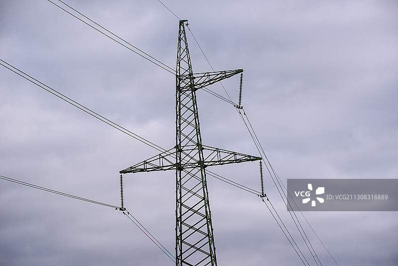 低角度的电力塔对天空，里加，拉脱维亚图片素材