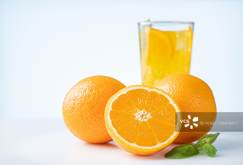 特写橙汁与水果对白色的背景图片素材