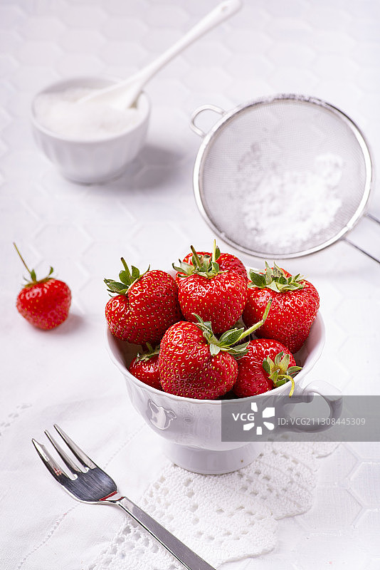 高角度看草莓在碗上的桌子，意大利，意大利图片素材
