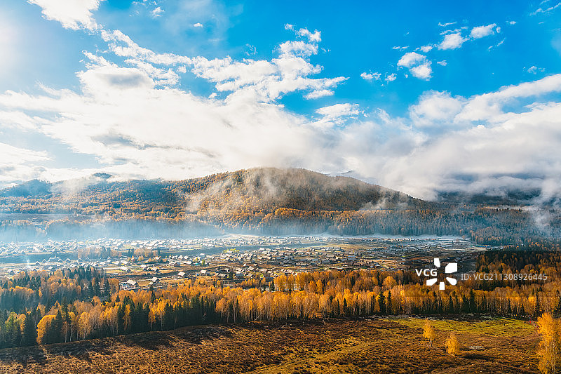 新疆阿勒泰地区布尔津喀纳斯景区禾木乡村落秋季场景户外风光图片素材