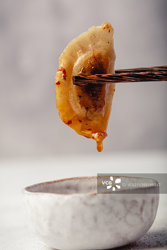 猪肉煎饺，配上酱油和葱图片素材