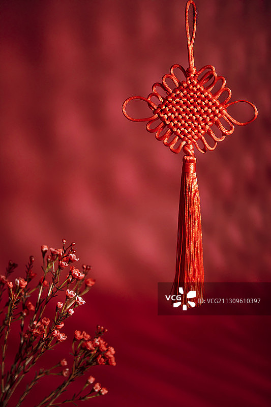 悬挂的中国结与花束图片素材