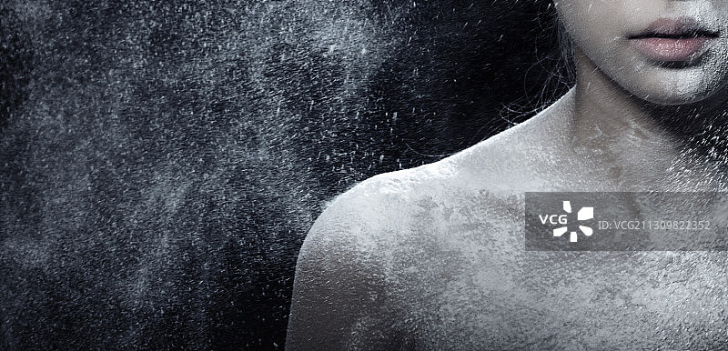 在雪下脸上涂着粉的女人图片素材