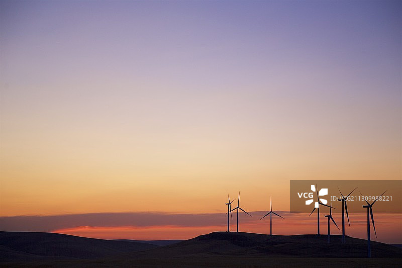 美国华盛顿州波默罗伊市，日落时天空中风力涡轮机的剪影图片素材