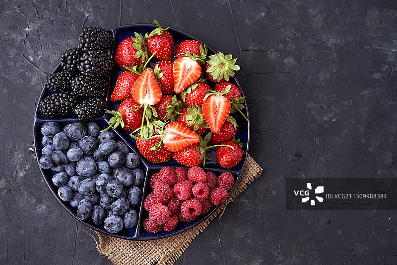 高角度观看各种水果在碗上的桌子图片素材