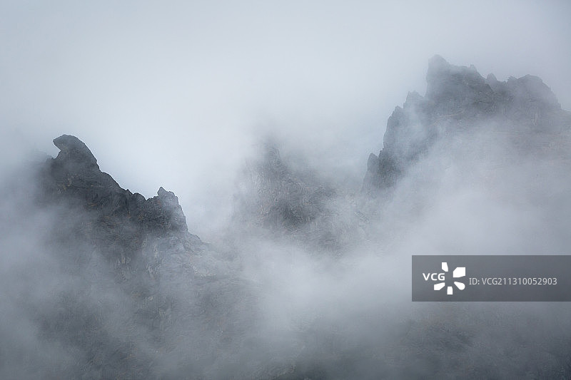 斯洛伐克高地塔特拉斯，在大雾天气中，山上的风景与天空相映衬图片素材