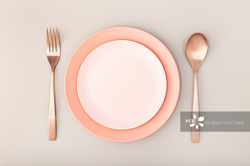 清空粉红色的盘子，桌上的叉子和刀图片素材