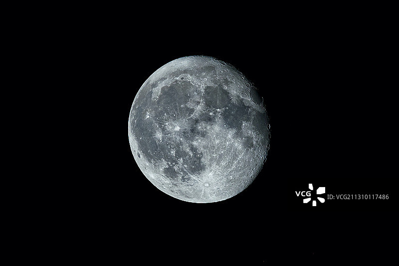 低角度的月亮对晴朗的天空在晚上，克利夫顿公园，美国，纽约，美国图片素材