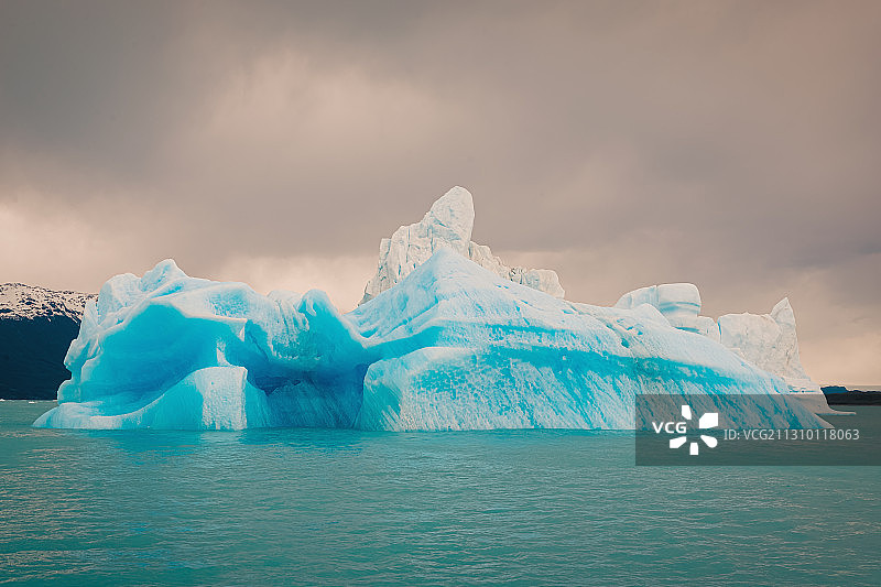 阿根廷圣克鲁斯，El Calafate，海面上的冰山对着天空图片素材