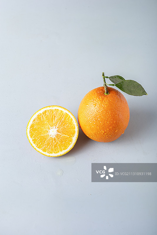棚拍新鲜的时令水果脐橙图片素材