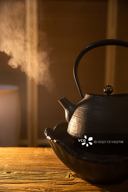 铁壶煮茶冒着水蒸汽图片素材
