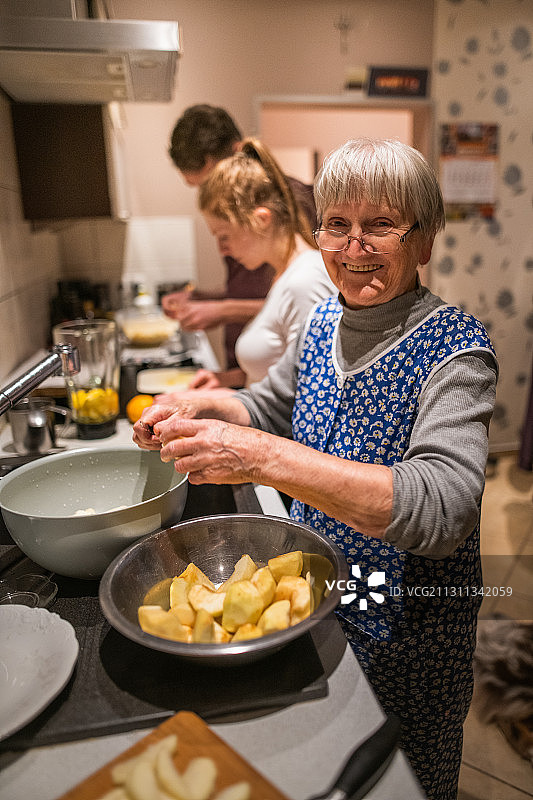 波兰，一位妇女正在和家人一起做饭图片素材