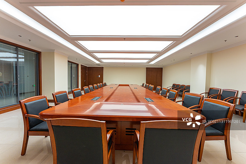宽敞豪华明亮的的现代化修装修会议室图片素材