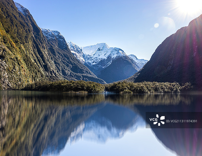 风景优美的湖和山对天空，南国，新西兰图片素材