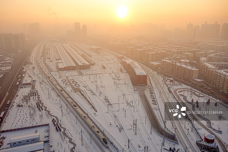 冬日雾霾下的动车组列车接近哈尔滨站图片素材