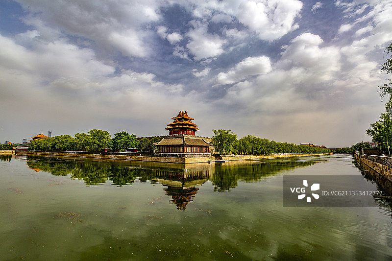 蓝天白云映衬下的北京故宫角楼图片素材