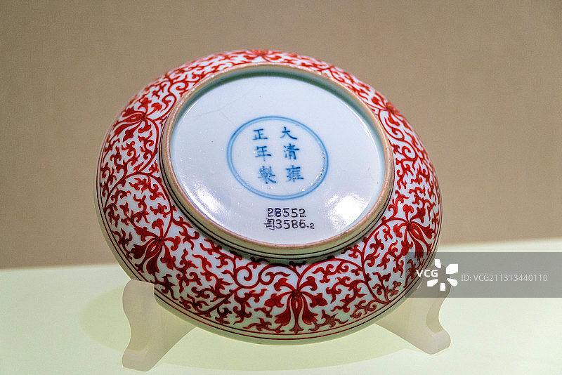 中国辽宁省博物馆清代雍正白釉矾红彩蕃莲纹盘图片素材