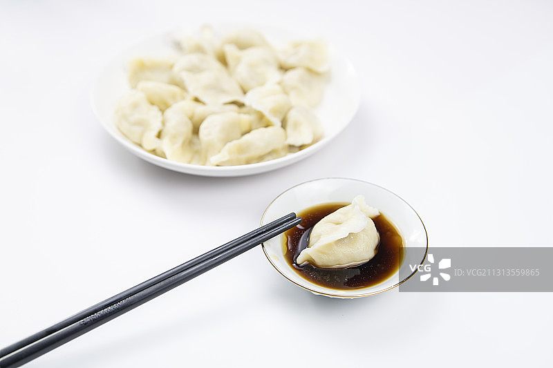 白色背景中放着中国传统美食饺子图片素材