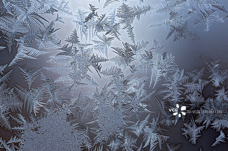 寒冷冬季在窗户上凝结的冰花，雪花，冰晶，窗花，图片素材