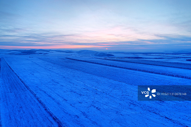 航拍呼伦贝尔雪域雪原的黎明图片素材