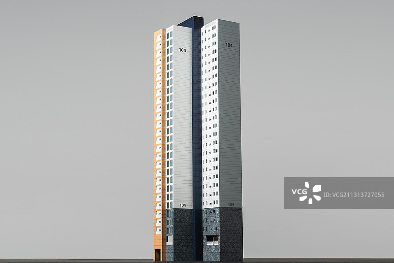 灰色背景下公寓建筑模型的低角度视图图片素材