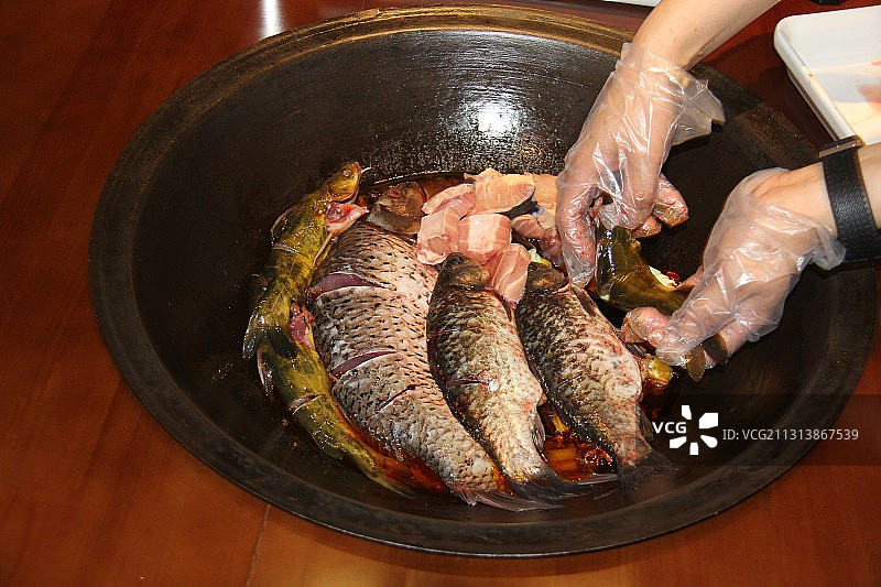黑龙江齐齐哈尔美食：八家河铁锅炖鱼图片素材