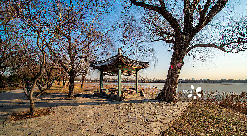 冬天雪后中午阳光下北京颐和园风景区，古建光影图片素材