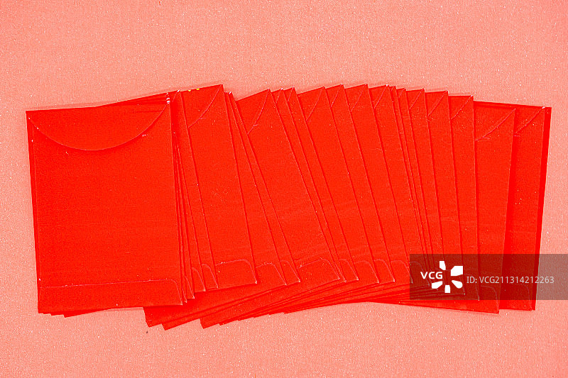 红色背景中一叠的春节新年红包图片素材