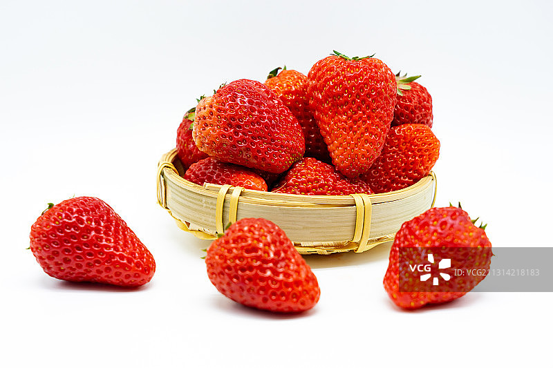 白色背景上的新鲜红色草莓图片素材