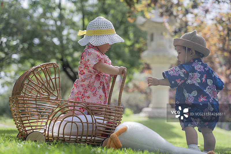 树林草坪休闲的两个穿日系夏季服婴儿图片素材
