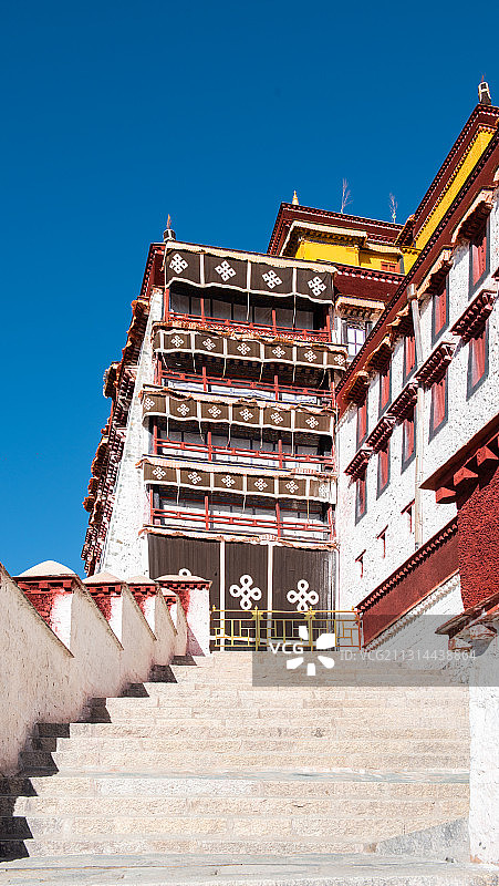西藏自治区拉萨市5A级旅游景区藏传佛教圣地布达拉宫仰拍景观图片素材