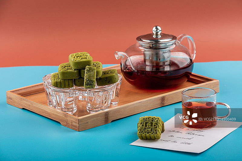 中式糕点绿豆糕和红茶图片素材