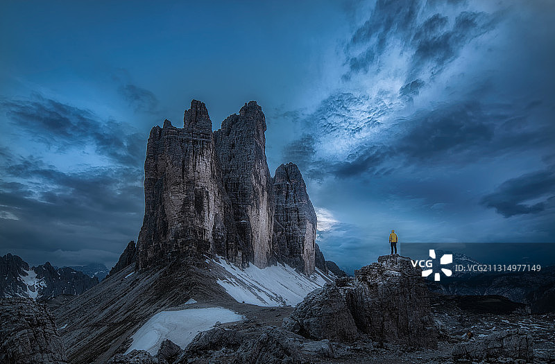 黄昏时分，意大利拉瓦雷多城，一个人站在岩石上的低角度视角图片素材